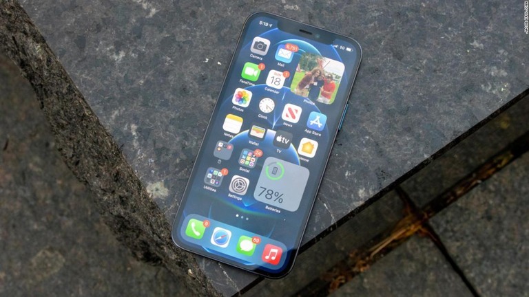 セキュリティーの悪用が発覚したとして米アップルがｉＰｈｏｎｅなどのＯＳの更新を呼びかけている/Jacob Krol/CNN