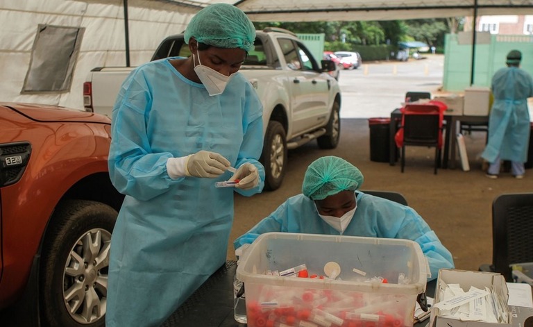 ジンバブエのハラレにある医療施設で新型コロナ検査のサンプルを処理する医療従事者ら/Tafadzwa Ufumeli/Getty Images