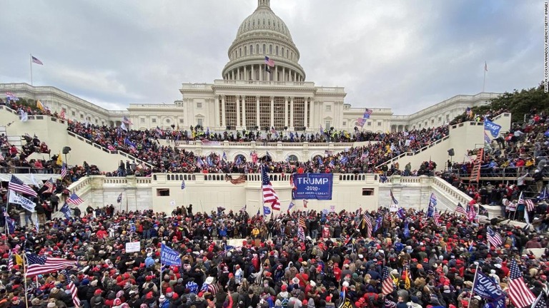 米連邦議会議事堂に集まったトランプ氏支持者ら＝６日、米ワシントンＤＣ/Tayfun Coskun/Anadolu Agency/Getty Images