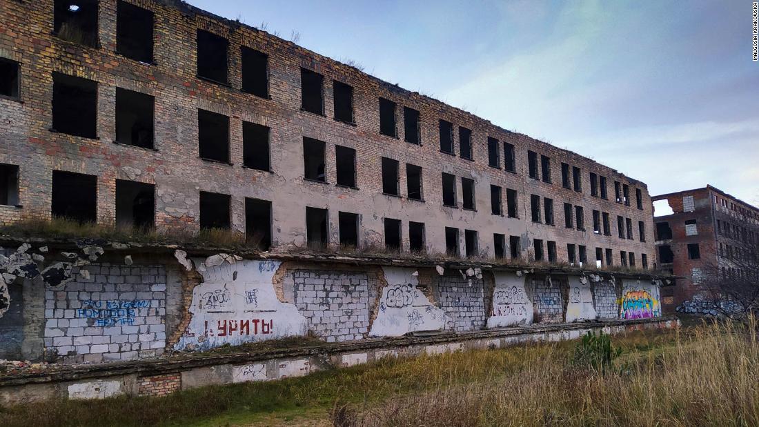 ソ連時代に軍病院だった建物/Malgosia Krakowska