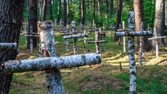 カバノキの十字架はこの地で収監され死亡したドイツの捕虜を追悼したものだ
