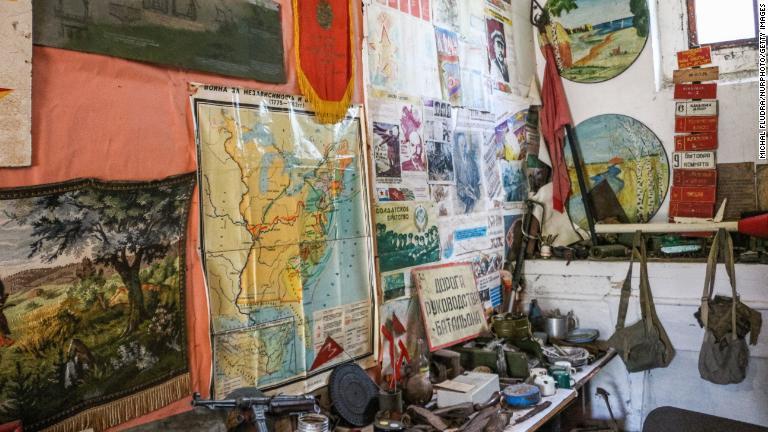 ビスラフ・バルトシェク氏が運営する小さな博物館には、街がソ連に占領されていた時代の遺物が展示されている/Michal Fludra/NurPhoto/Getty Images