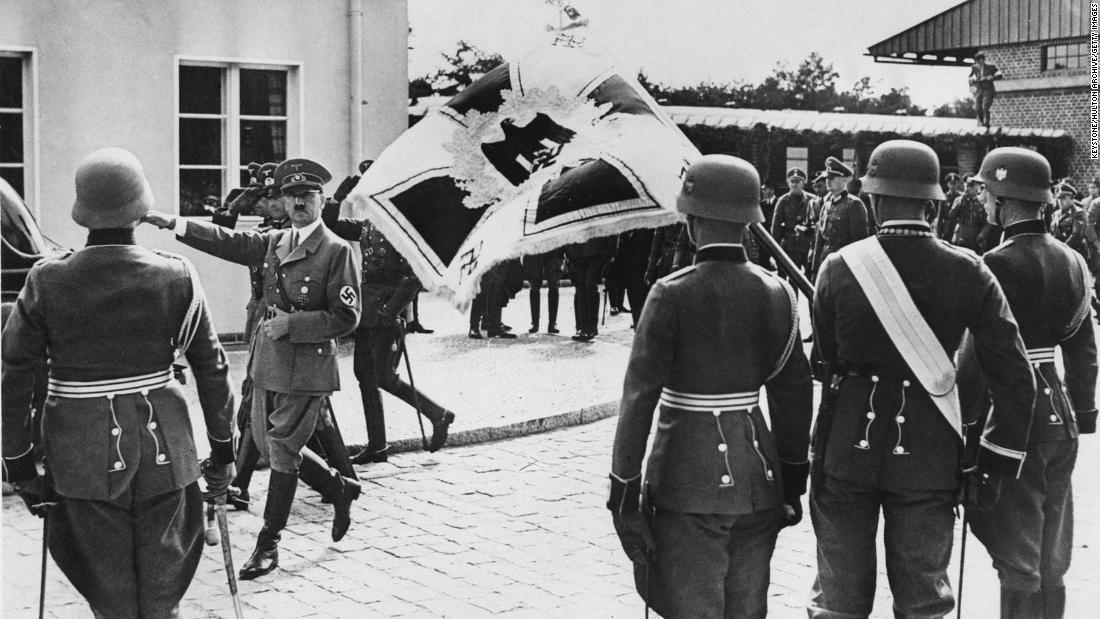グロスボルンのドイツ軍基地を訪れたヒトラー＝１９３８年/Keystone/Hulton Archive/Getty Images