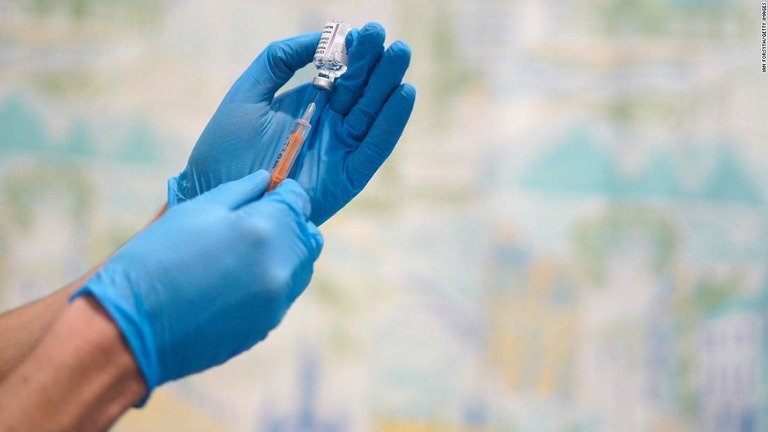医療スタッフの持つ新型コロナワクチン＝２６日、英イングランド・サンダーランド/Ian Forsyth/Getty Images