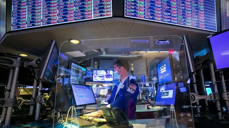 相場の混乱に見舞われた今月の米株式市場は、昨年１０月以来で最悪の騰落率を記録した/Courtney Crow/AP