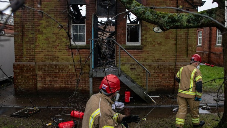 火災による被害を確認する消防士＝３０日、英フォークストーン/Chris J. Ratcliffe/Getty Images