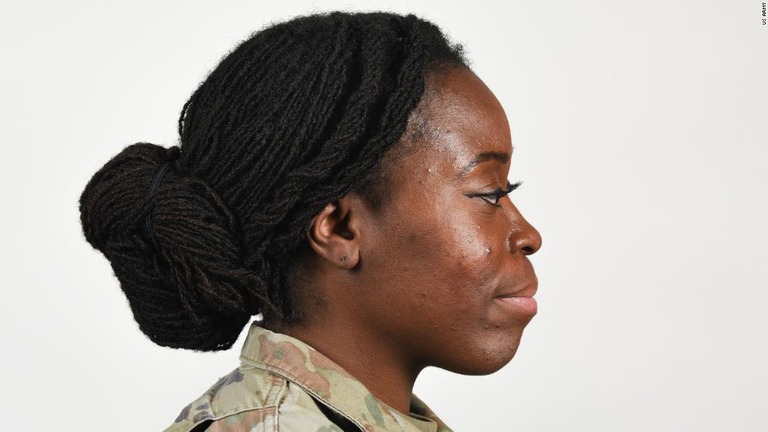 見本写真のためにポーズを取る女性兵士。新しい規則では、これまで禁止されていた一部の髪型も解禁となる/US Army