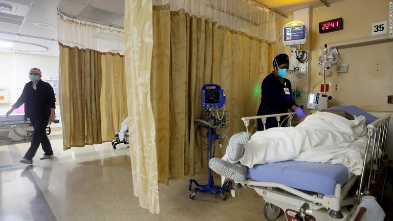 米国の新型コロナによる１月の死者は月間最多に上る一方、入院患者数は減少しつつある/Mario Tama/Getty Images 