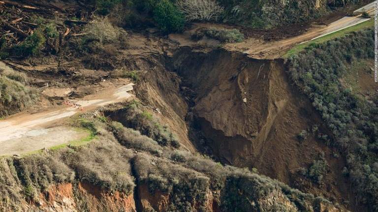 カリフォルニア州の幹線道路が陥没して、海に落下した/Gabrielle Lurie/The San Francisco Chronicle/Getty Images