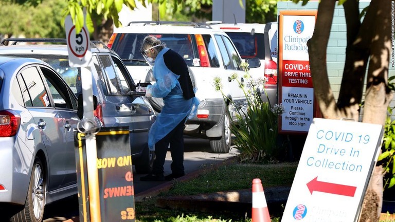 ドライブスルーでコロナ検査を受ける市民＝２月１日、オーストラリア・パース/Paul Kane/Getty Images AsiaPac/Getty Images