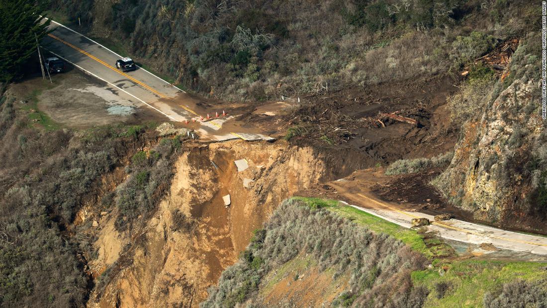 陥没後の州道１号線の様子＝１月２９日/Gabrielle Lurie/The San Francisco Chronicle/Getty Images