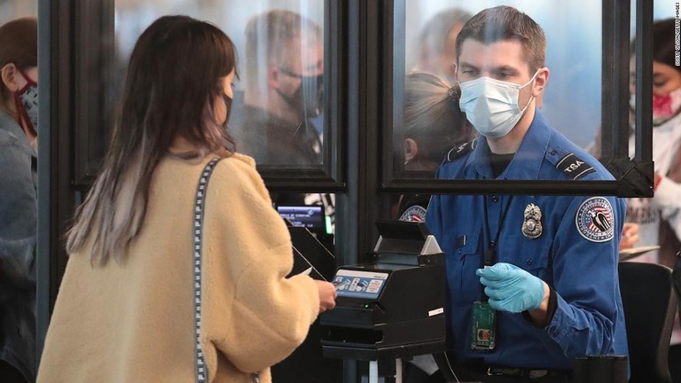 旅行客の確認を行うＴＳＡ職員＝米シカゴのオヘア国際空港/Scott Olson/Getty Images
