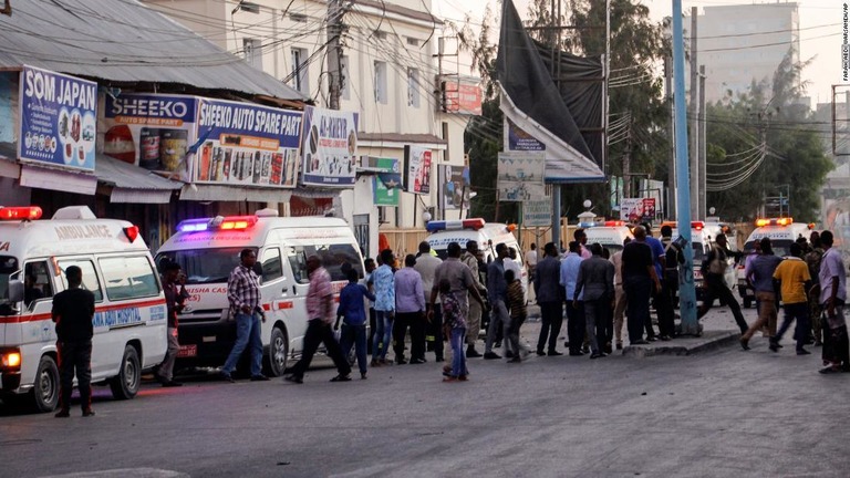 武装集団による襲撃を受け、ホテル前には救急車や治安要員が集まった/Farah Abdi Warsameh/AP