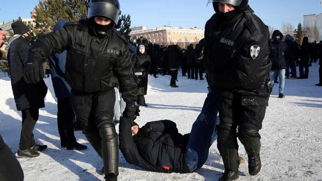 警察がデモのさなかに男性を拘束する様子＝１月３１日、シベリア・オムスク/AP