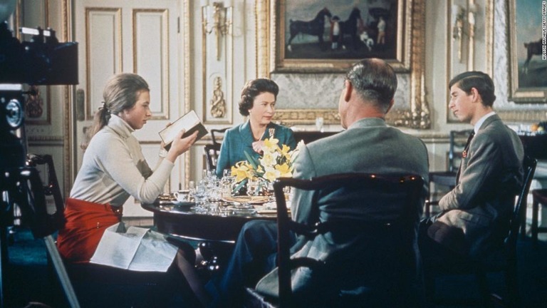 ＢＢＣが撮影したエリザベス女王らがウィンザー城で昼食を取っている様子/Hulton Archive/Getty Images
