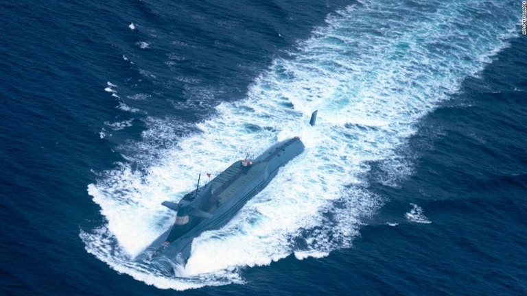 人民解放軍の原子力潜水艦が潜航の準備をする様子/AFP/Getty Images