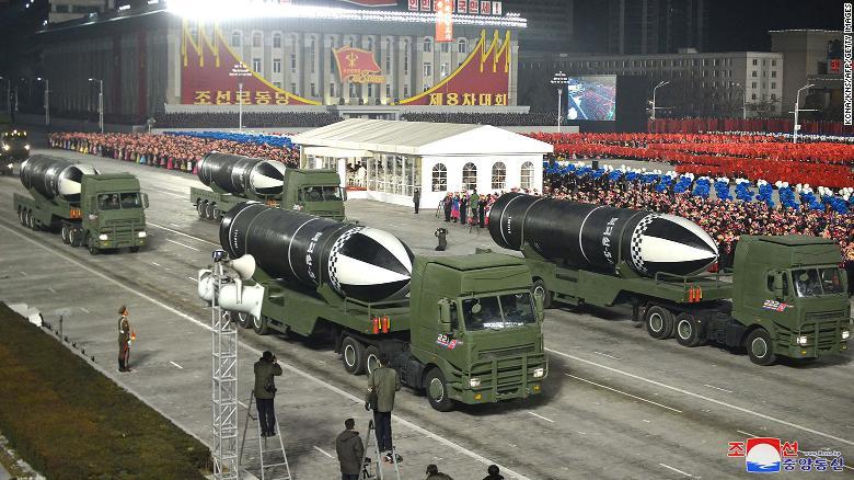 北朝鮮の労働党大会を記念する軍事パレード。潜水艦発射型とみられる弾道ミサイルが写っている/KCNA/KNS/AFP/Getty Images