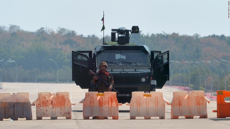 国会に通じる封鎖された道路で警戒に当たる兵士＝１日、ネピドー/STR/AFP/Getty Images