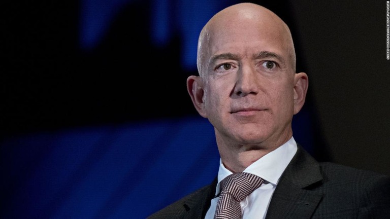 米アマゾンのジェフ・ベゾス氏がＣＥＯを退任し、会長職に就くことがわかった/Andrew Harrer/Bloomberg/Getty Images