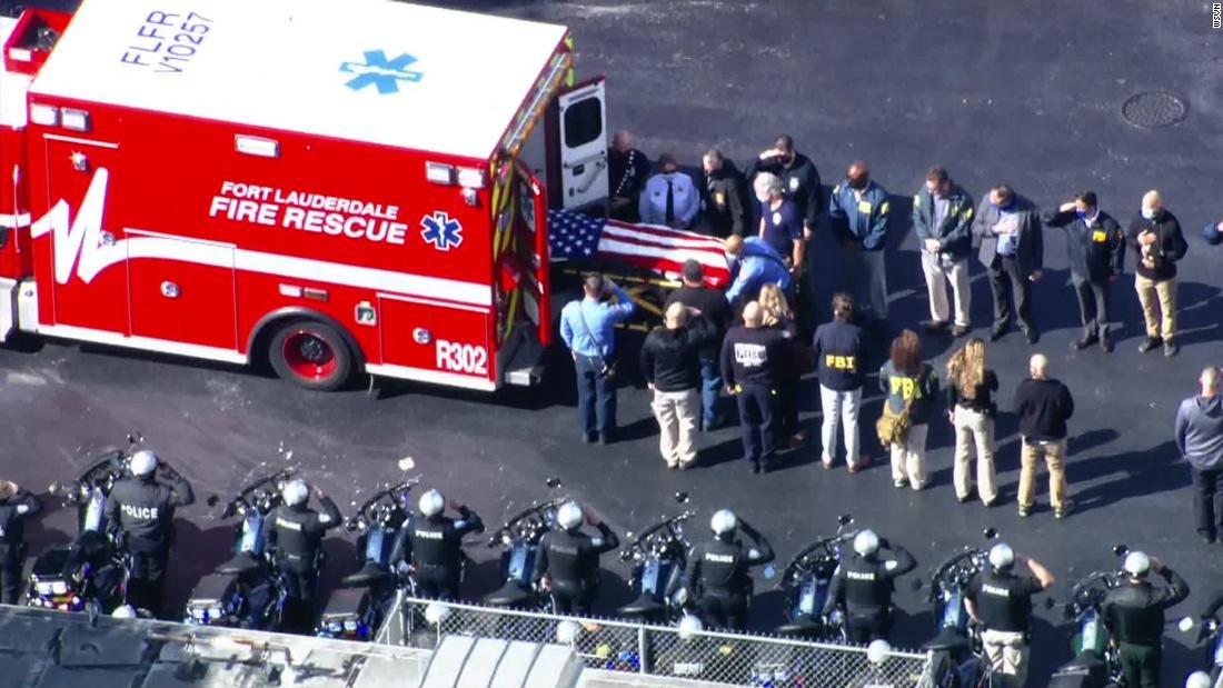 FBI捜査官の遺体が運ばれた/WSVN