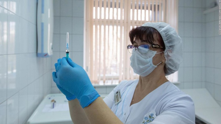 「スプートニクＶ」の摂取の準備を行う医療従事者＝２０２０年６月、モスクワ/ Andrey Rudakov/Bloomberg/Getty Images