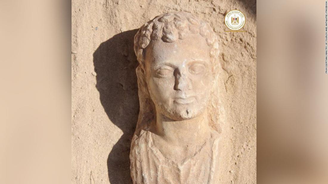 アレクサンドリア西部のタポシリスマグナ寺院でミイラとともに発見された/From Egyptian Ministry of Tourism and Antiquities/Facebook