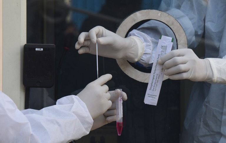 印ニューデリーの検査施設で新型コロナ検査のサンプルを回収する医療従事者/Sonu Mehta/Hindustan Times/Getty Images