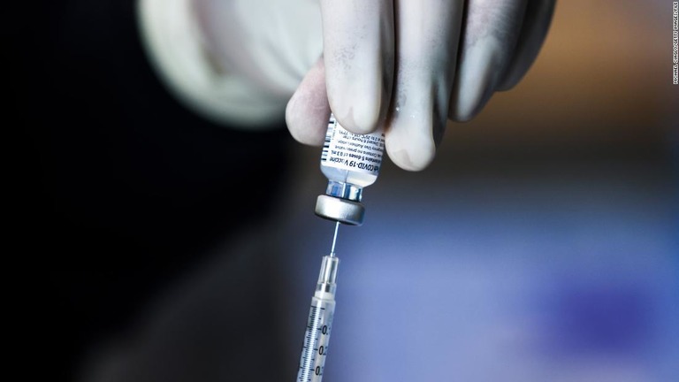 ワクチン接種の準備を行う薬剤師/Michael Ciaglo/Getty Images/FILE