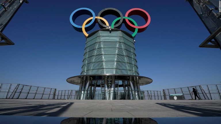 展望台に建てられたオリンピックの塔＝２日、中国・北京/Andy Wong/AP
