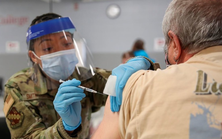 米ファイザー製の新型コロナワクチンを投与するイリノイ州の州兵/Kamil Krzaczynski/AFP/AFP via Getty Images