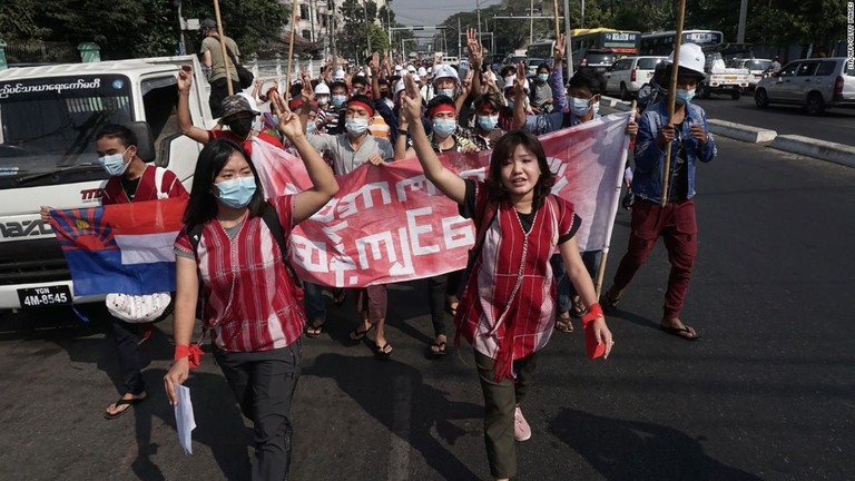 軍のクーデターに対して抗議する人々＝６日、ミャンマー・ヤンゴン/STR/AFP/Getty Images