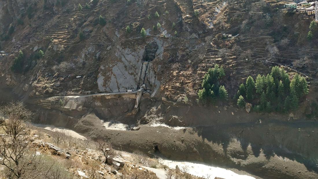 州北部のダムが損壊した様子/STRINGER/Reuters