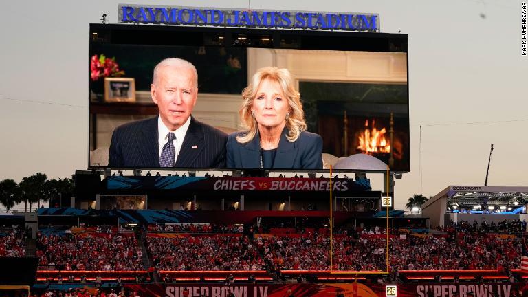 試合前にメッセージを贈るバイデン大統領夫妻/Mark Humphrey/AP