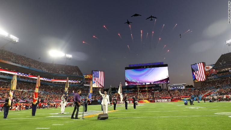試合前の国歌の際にスタジアム上空を飛行する飛行機/Ben Liebenberg/AP