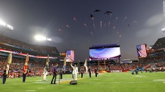 試合前の国歌の際にスタジアム上空を飛行する飛行機