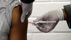 南ア、アストラゼネカ製ワクチンの接種見合わせ　変異株に対する効果低く