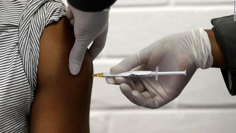 南ア当局がアストラゼネカ製ワクチンの接種見合わせると発表した/Siphiwe Sibeko/Pool/AP