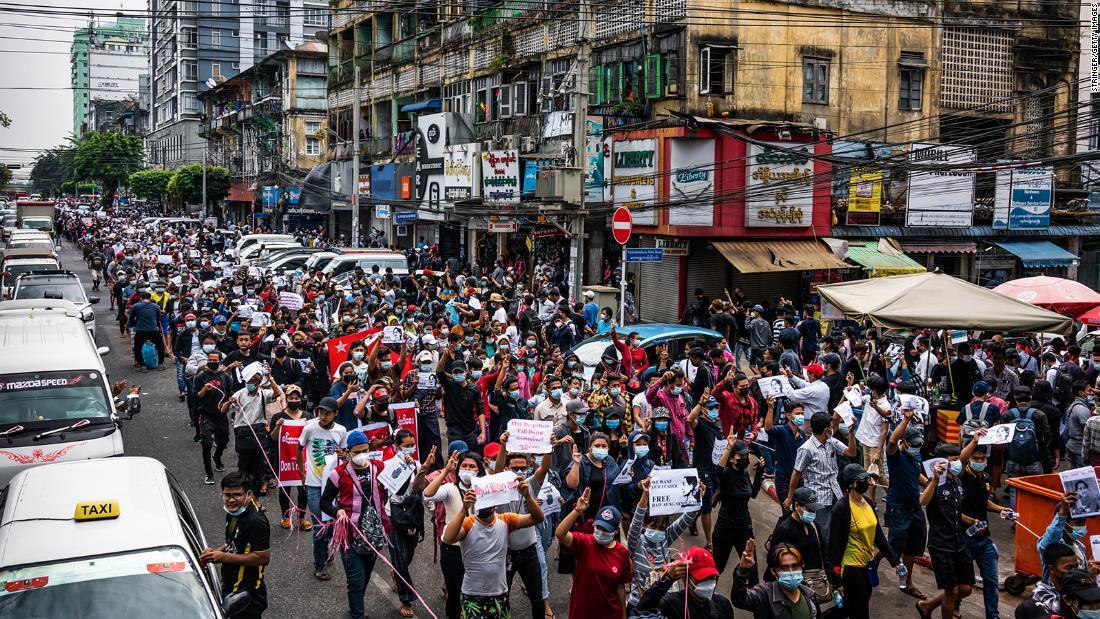 市内を行進するデモ隊＝８日、ミャンマー最大都市ヤンゴン/Stringer/Getty Images