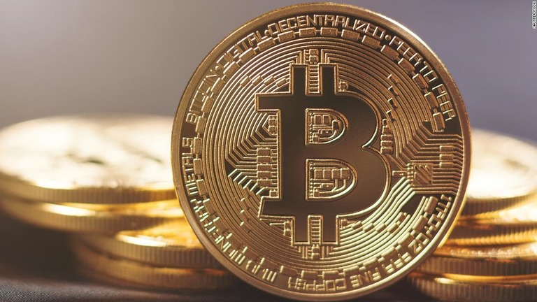 ビットコインの価格が過去最高の４万４８６８．９８ドルに上昇/Shutterstock