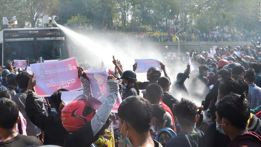 クーデターに抗議するデモ隊に放水する警察車両=8日/STR/AFP/Getty Images