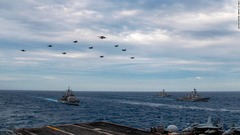 米海軍の２空母打撃群、南シナ海で演習