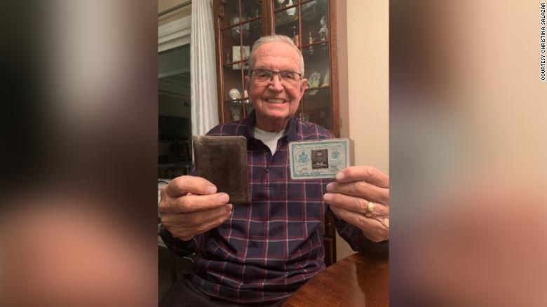 53年ぶりに手元に帰った財布と海軍の身分証を見せるポール・グリシャムさん/Courtesy Christina Salazar