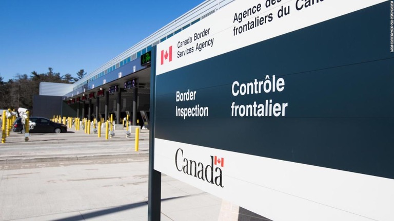 カナダは、新型コロナウイルスの流行抑止に向けて、陸路での入国者に対しても検査での陰性証明を義務付ける/Lars Hagberg/AFP via Getty Images