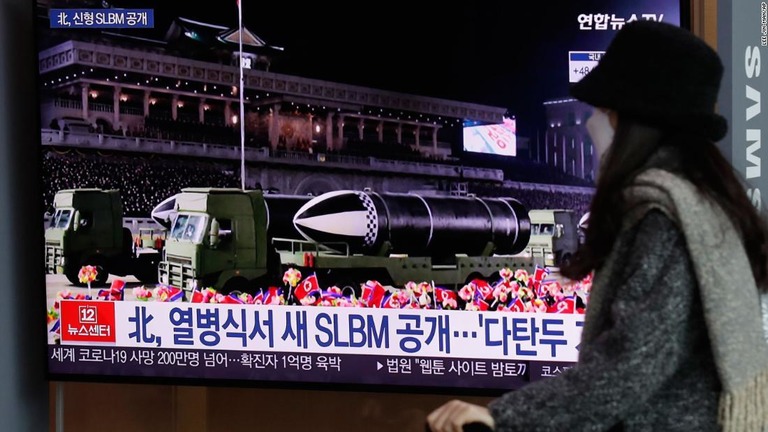 北朝鮮の軍事パレードのニュース報道を見る女性＝１月１５日、韓国・ソウル
/Lee Jin-man/AP