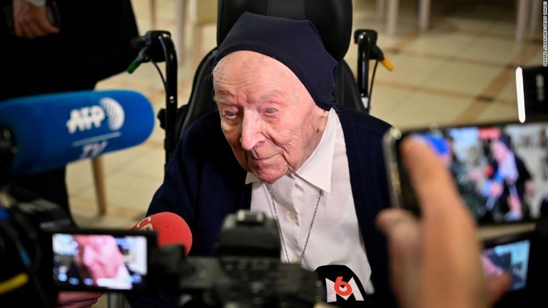 欧州最高齢のシル・ランドンさんが新型コロナを克服し１１７歳を迎える/Gerard Julien/AFP/Getty Images