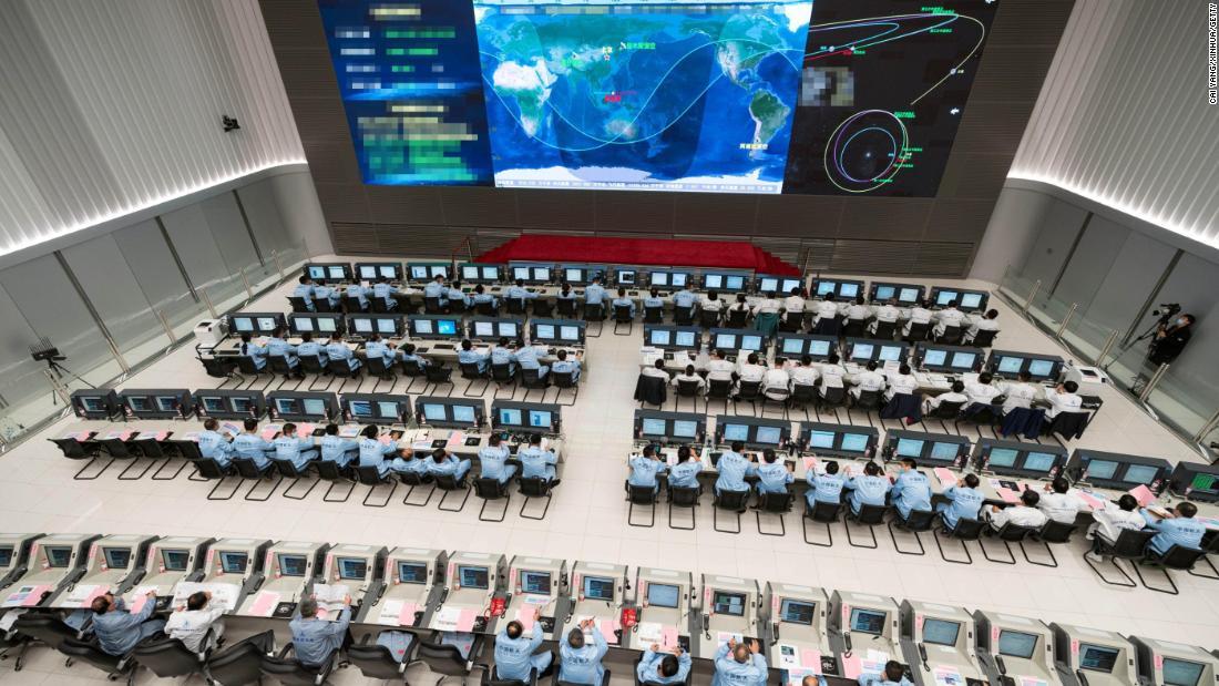 北京宇宙飛行管制センター(BACC)で働く職員。2020年10月6日に天問1号が宇宙空間での機動(深宇宙マヌーバ)に成功した後の様子/Cai Yang/Xinhua/Getty