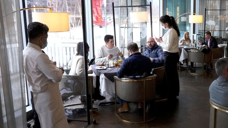 シカゴのレストランの店内で食事を楽しむ人々。米国の一部の地域では新型コロナの感染状況が改善し制限を緩め始めている＝１月２７日/Charles Rex Arbogast/AP