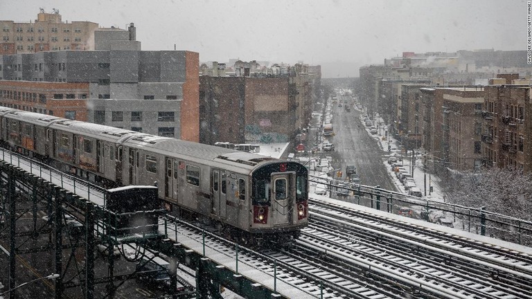 高架線を走る地下鉄の車両＝７日、米ニューヨーク市/David Dee Delgado/Getty Images