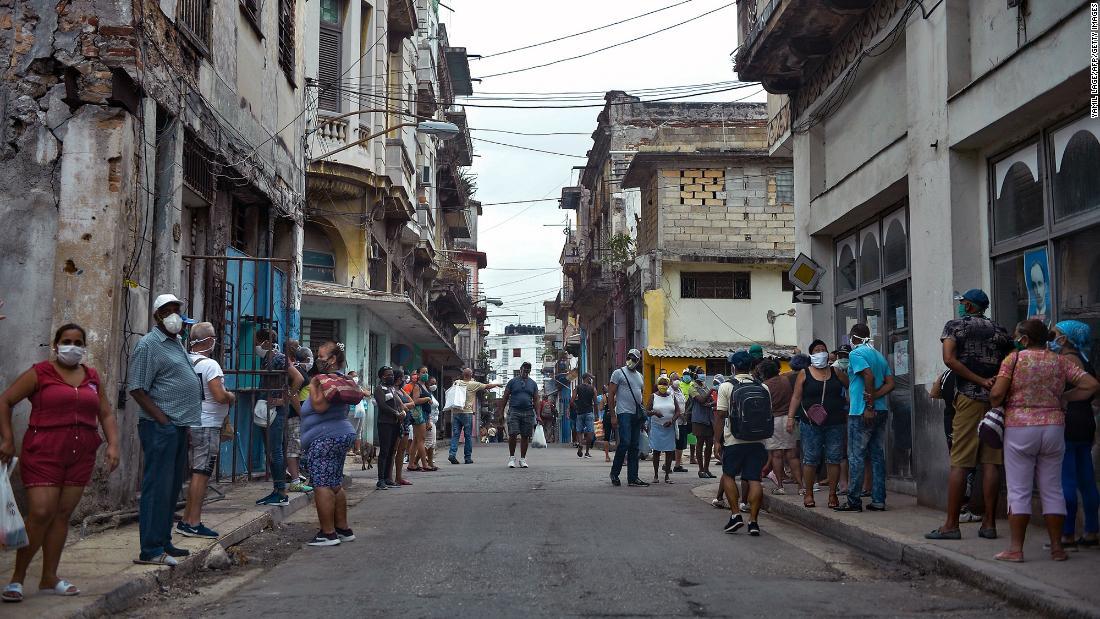 食料を買うために列を作る人々＝キューバ首都ハバナ/Yamil Lage/AFP/Getty Images