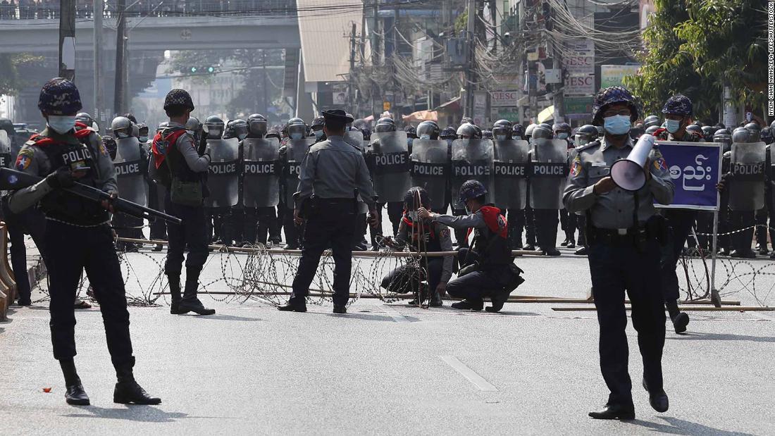 道路を封鎖する治安部隊＝６日、ミャンマー・ヤンゴン/Nyein Chan Naing/EPA-EFE/Shutterstock